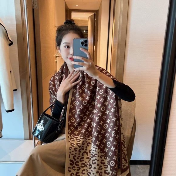 ๐โจAUTHENTICโจ๐Louis Vuitton scarf - Picture 2 of 3